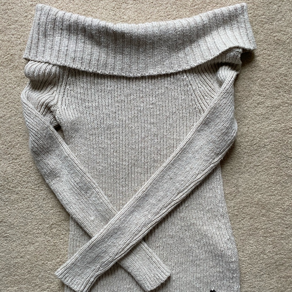 HOLLISTER OFF THE SHOULDER SWEATER